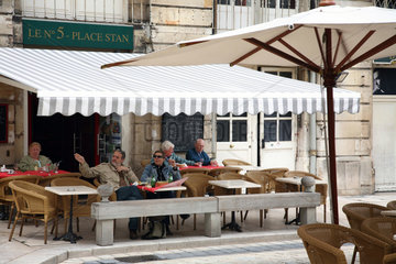 Nancy  Frankreich  Gaeste in einem Strassencafe auf dem Place Stanislas