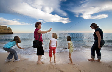 Porches  Lagoa  Portugal  Frauen und Kinder am Strand Nossa Senhora da Rocha
