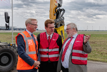 Schoenefeld  Deutschland  Pressetermin zum Start der Sanierungsarbeiten der Start- und Landebahn am Flughafen Berlin Brandenburg