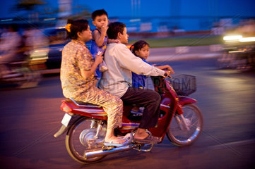 Phnom Penh  Kambodscha  Familie auf einem Mofa
