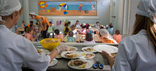 Barcelona  Spanien  Essensausgabe in einer Grundschule