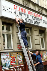 Berlin  Deutschland  zwei junge Maenner erneuern die Schrift an der Fassade