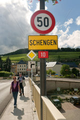 Schengen  Grossherzogtum Luxemburg  Ortsschild Schengen auf der Moselbruecke