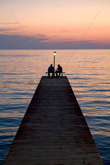 Molivos  Griechenland  Angler auf einem Steg bei Sonnenuntergang