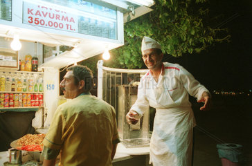 Imbiss-Angestellter lacht in die Kamera  Istanbul