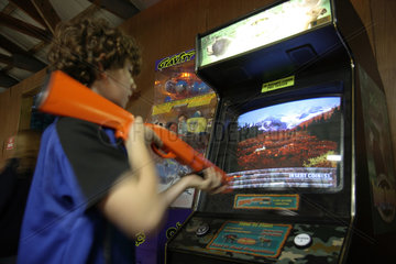 Gansevoort  USA  Jugendlicher spielt an einem Automaten
