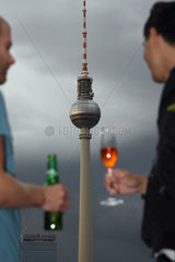 Berlin  Deutschland  Besucher einer Party  im Hintergrund der Fernsehturm