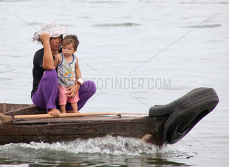 Kampong Cham  Kambodscha  eine Mutter mit ihrem Kind auf dem Boot