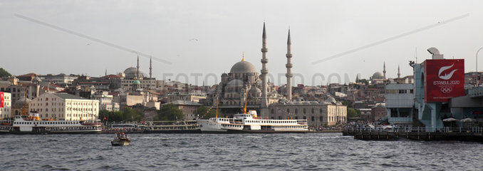 Istanbul  Tuerkei  Blick auf die Neue Moschee  Yeni Cami  rechts die Galatabruecke