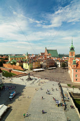 Warschau  Masowien  Polen - Blick auf Schlossplatz  Koenigsschloss und Stadtmauer