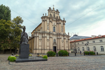 Warschau  Masowien  Polen - Visitantinnen-Kirche mit Denkmal fuer Kardinal Wyszynski in der Krakowskie Przedmiescie
