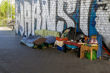 Berlin  Deutschland - Schlafplatz von Obdachlosen unter einer Bruecke