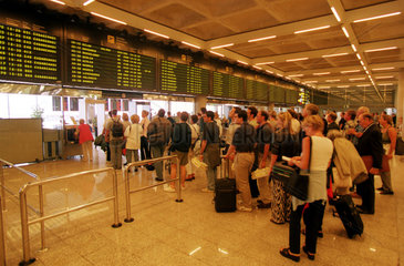 Mallorca  Spanien  Sicherheitscheck am Flughafen in der Hauptstadt der Insel