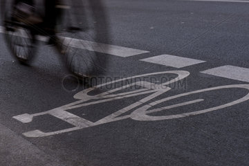Berlin  Deutschland  ein Radfahrer auf dem Schutzstreifen