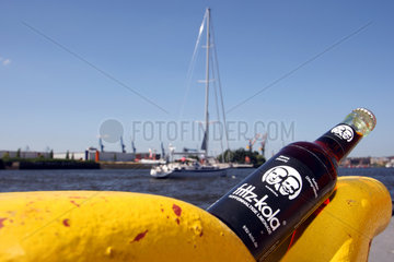 Hamburg  Deutschland  fritz-kola Flasche im Hamburger Hafen