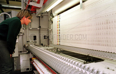 Frau an einer Stickmaschine der Firma Saurer  Arbon  Schweiz
