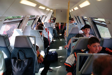 Passagiere in einem Personenzug (Regionalverkehr)  Magdeburg  Deutschland