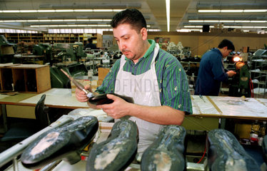 Schuh-Produktion bei Bally  Schoenenwerd  Schweiz