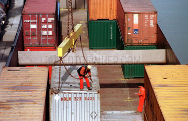 Beladung eines Binnenschiffs mit Containern  Basel (Schweiz)