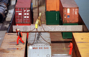 Beladung eines Binnenschiffs mit Containern  Basel (Schweiz)