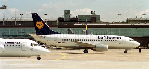 Flugzeuge der Lufthansa auf dem Flughafen Bremen  Deutschland
