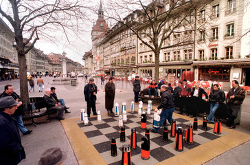 Immigranten beim Schachspiel im Freien in Bern