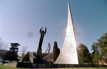 Skulptur  gestiftet von der frueheren Sowjetunion  Genf  Schweiz