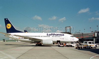 Flugzeug der Lufthansa auf dem Flughafen Bremen  Deutschland