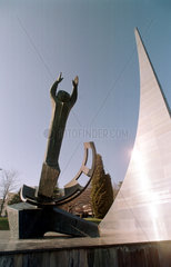 Skulptur  gestiftet von der frueheren Sowjetunion  Genf  Schweiz