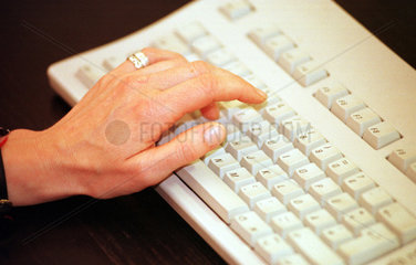eine Frauenhand an der Tastatur eines Computers  Berlin  Deutschland