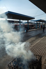 Polen  Bytom (Beuthen) - Gefaess mit brennender Steinkohle an einer Bushaltestelle zum waermen der wartenden Fahrgaeste