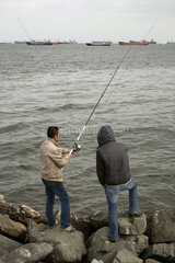 Istanbul  Tuerkei  zwei Angler an der Kueste zum Marmarameer