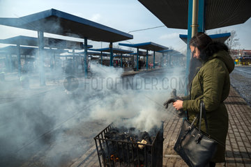 Polen  Bytom (Beuthen) - Gefaess mit brennender Steinkohle an einer Bushaltestelle zum waermen der wartenden Fahrgaeste