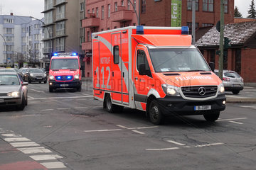 Berlin  Deutschland  Rettungswagen und Notarzt der Berliner Feuerwehr im Einsatz