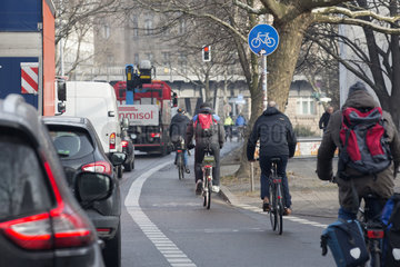 Berlin  Deutschland  Fahrradfahrer befahren einen Radweg auf der Fahrbahn der Zossener Strasse