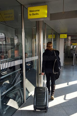 Berlin  Deutschland  Frau bei der Ankunft im Terminal des Flughafen Berlin-Tegel
