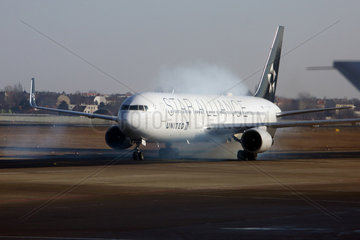 Berlin  Deutschland  Rauchentwicklung beim Starten der Triebwerke einer Boeing 767 der Fluggesellschaft United Star Alliance auf dem Vorfeld des Flughafen Berlin-Tegel