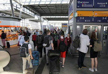 Berlin  Deutschland  Reisende auf dem S-Bahnsteig des Bahnhof Suedkreuz