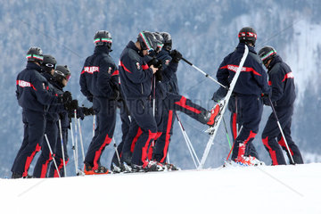 Reischach  Italien  Polizisten fahren Ski