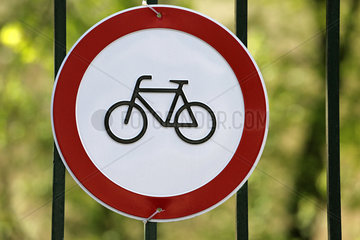 Berlin  Deutschland  Hinweisschild Fahrrad fahren verboten