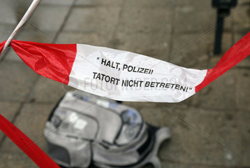 Berlin  Deutschland  Absperrband mit der Aufschrift - Halt Polizei Tatort nicht betreten - und auf dem Boden liegender Rucksack