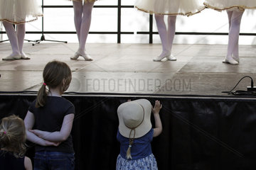 Hoppegarten  Deutschland  Kinder schauen auf die Beine von Ballerinas