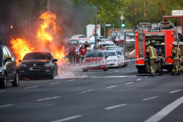 Berlin Lankwitz  zwei Autos brennt in der Kaiser Wilhelm Strasse  die Feuerwehr loescht den Brand