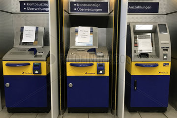 Berlin  Deutschland  Geldautomat  Kontoauszugsdrucker und Ueberweisungsterminal in einer Postbank-Filiale ist ausser Betrieb