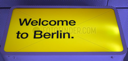 Berlin  Deutschland  Schild Welcome to Berlin im Terminal des Flughafen Berlin-Tegel