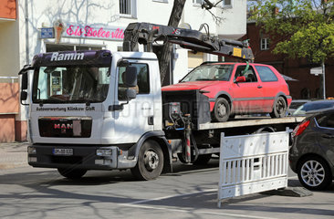 Berlin  Deutschland  defektes Auto auf einem Abschleppwagen