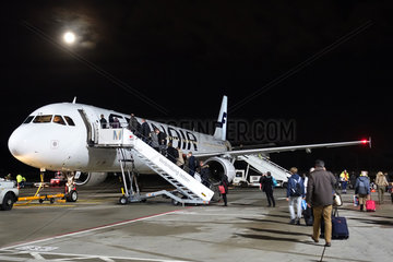 Berlin  Deutschland  Flugpassagiere steigen am Flughafen Berlin-Tegel in eine Maschine der Finnair ein
