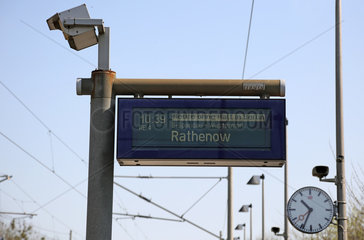 Berlin  Deutschland  Zugzielanzeiger auf dem Bahnhof Lichterfelde-Ost