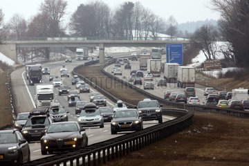 Holzkirchen  Deutschland  hohes Verkehrsaufkommen auf der A8 in Richtung Sueden