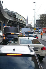 Berlin  Deutschland  Autos stehen in der Skalitzer Strasse an einer roten Ampel